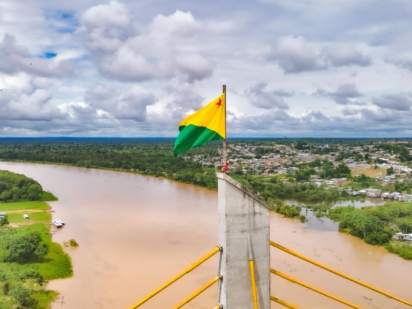 Com o Rio Juruá abaixo dos 14 metros, famílias afetadas aguardam retorno para casa nesta terça (5)