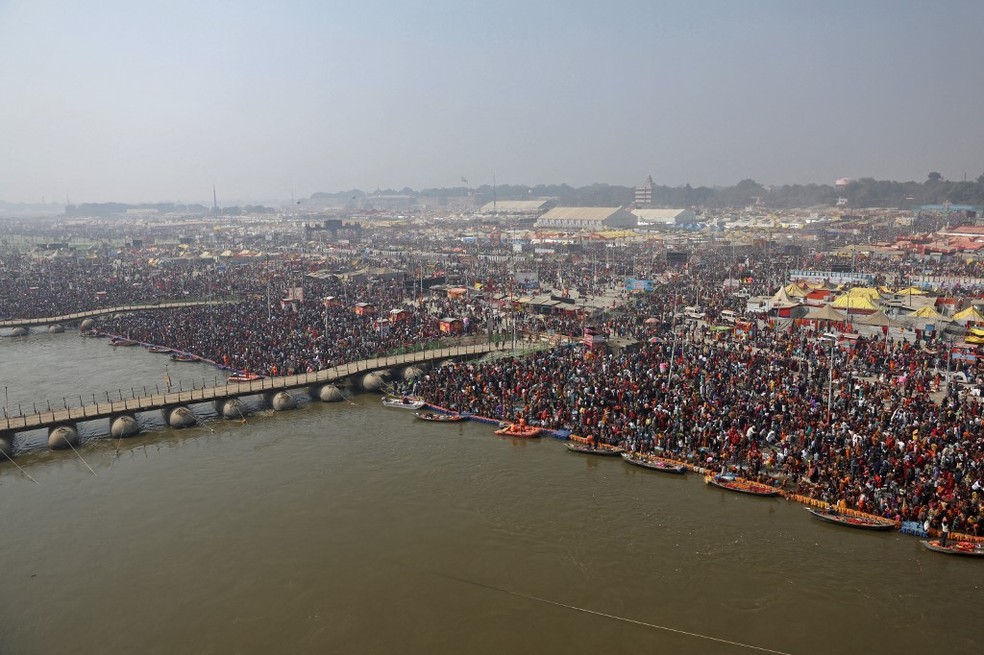 Peregrinos se reúnem para tomar um banho sagrado no Sangam, a confluência dos rios Ganges, Yamuna e o mítico Saraswati — Foto: Niharika Kulkarni/AFP