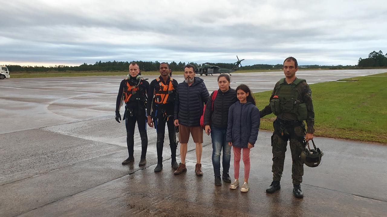 Veja imagens do resgate aéreo de moradores ilhados pelos temporais no RS