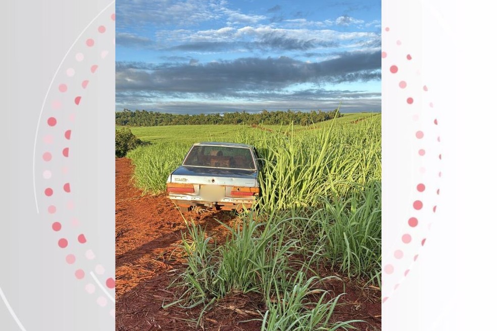 Carro usado pelo homem foi encontrado abandonado na área rural de São Manoel do Paraná. — Foto: PM-PR