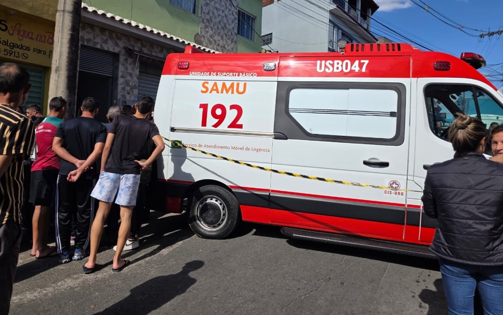 Vítima chegou a ser socorrida pelo Samu mas não resistiu aos ferimentos. O Corpo de Bombeiros também atuou no atendimento — Foto: Diário Campo Belo