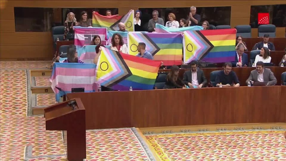 Ativistas LGBTQIA+ realizam manifestação dentro de Assembléia em Madri, na Espanha — Foto: REUTERS