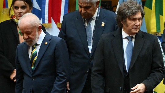 É #FAKE que Javier Milei 'humilhou' Lula durante reunião do Mercosul - Vídeo falso das redes sociais alega que presidente da Argentina teria feito críticas ao governo de Lula durante seu discurso, mas não houve qualquer menção a isso.
