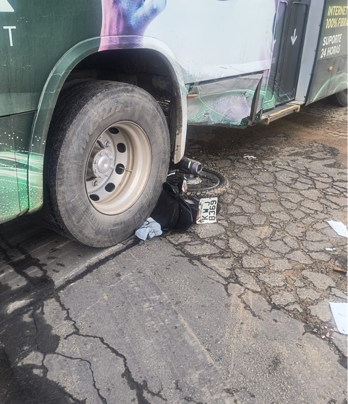 Motociclista fica gravemente ferido após acidente com ônibus na BR-356, em Itaperuna