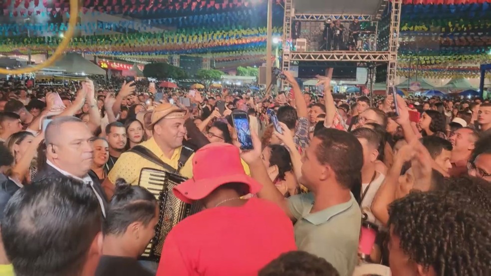 Após problemas técnicos, Chambinho do Acordeon desce de palco e continua show no meio do público no sudoeste da Bahia — Foto: Reprodução/TV Bahia