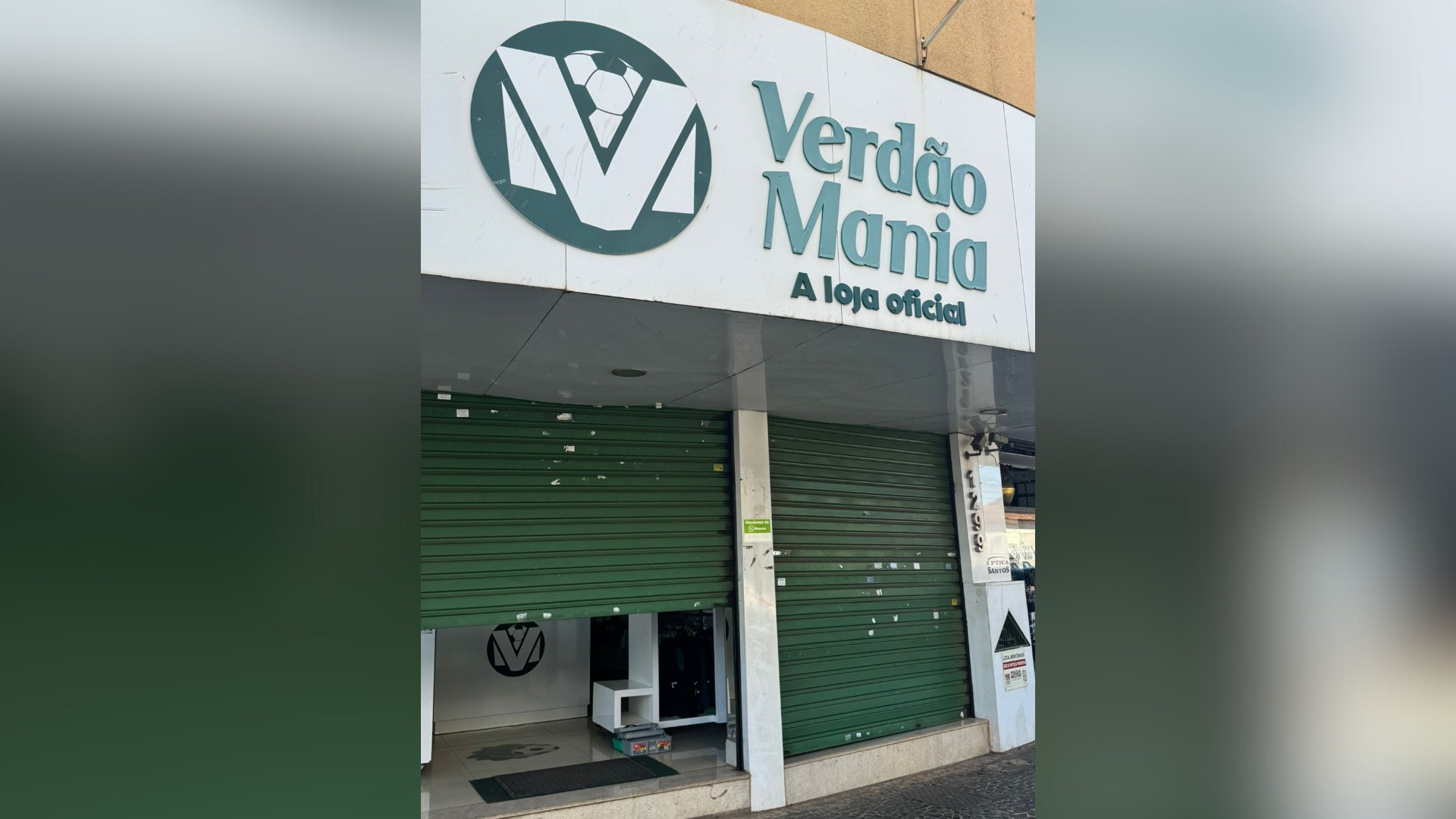 Loja Verdão Mania, no Juca Ribeiro, é assaltada; bandido levou mochilas, roupas e até bandeiras de times