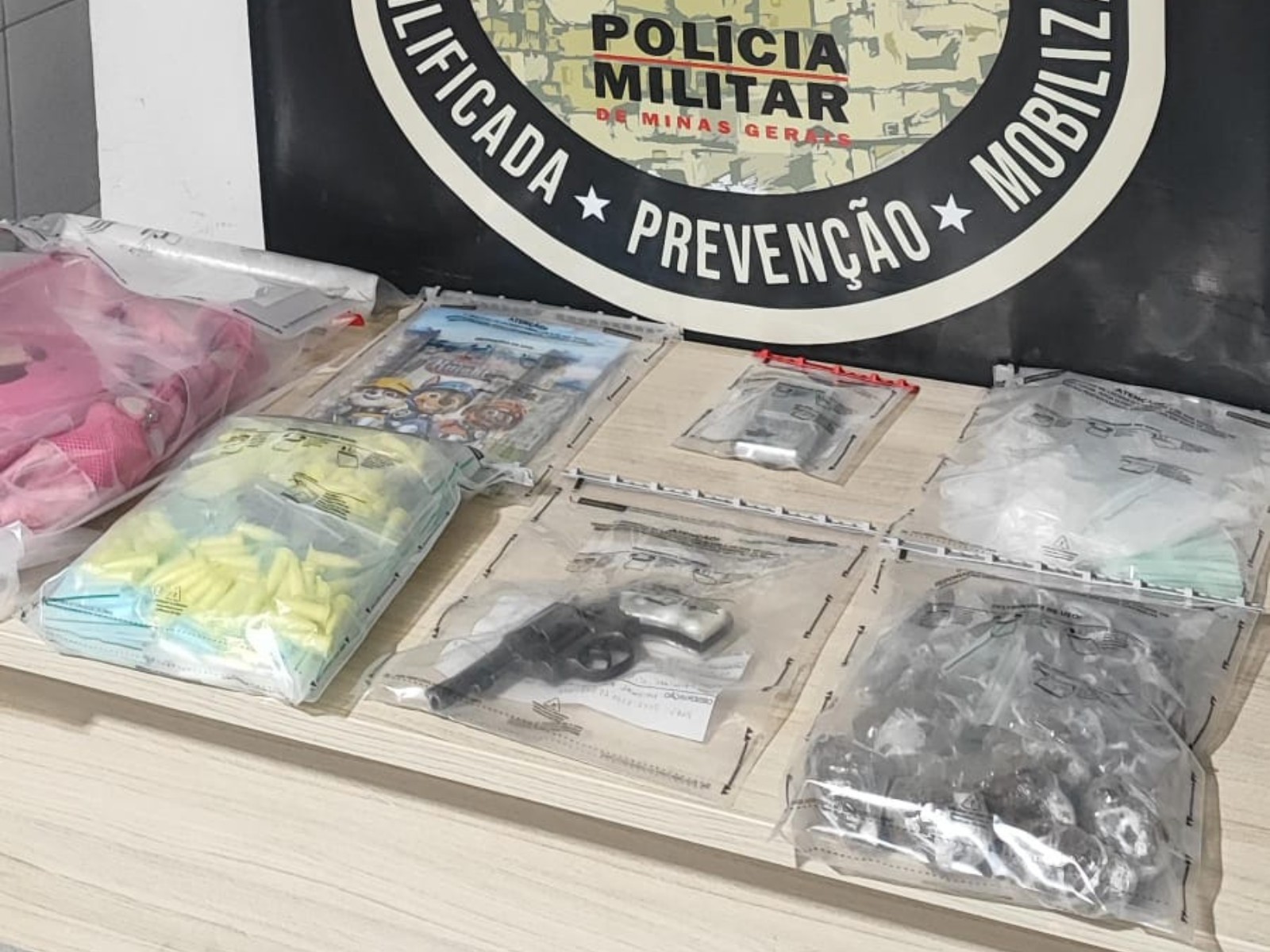 Polícia apreende 422 pinos de cocaína e arma em operação em Governador Valadares