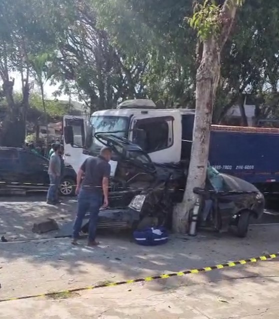 VÍDEO: Caminhão perde freio e atinge 5 carros em na Grande BH; duas pessoas morreram