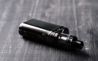 Proibido desde 2009, cigarro eletrônico é facilmente encontrado no Brasil