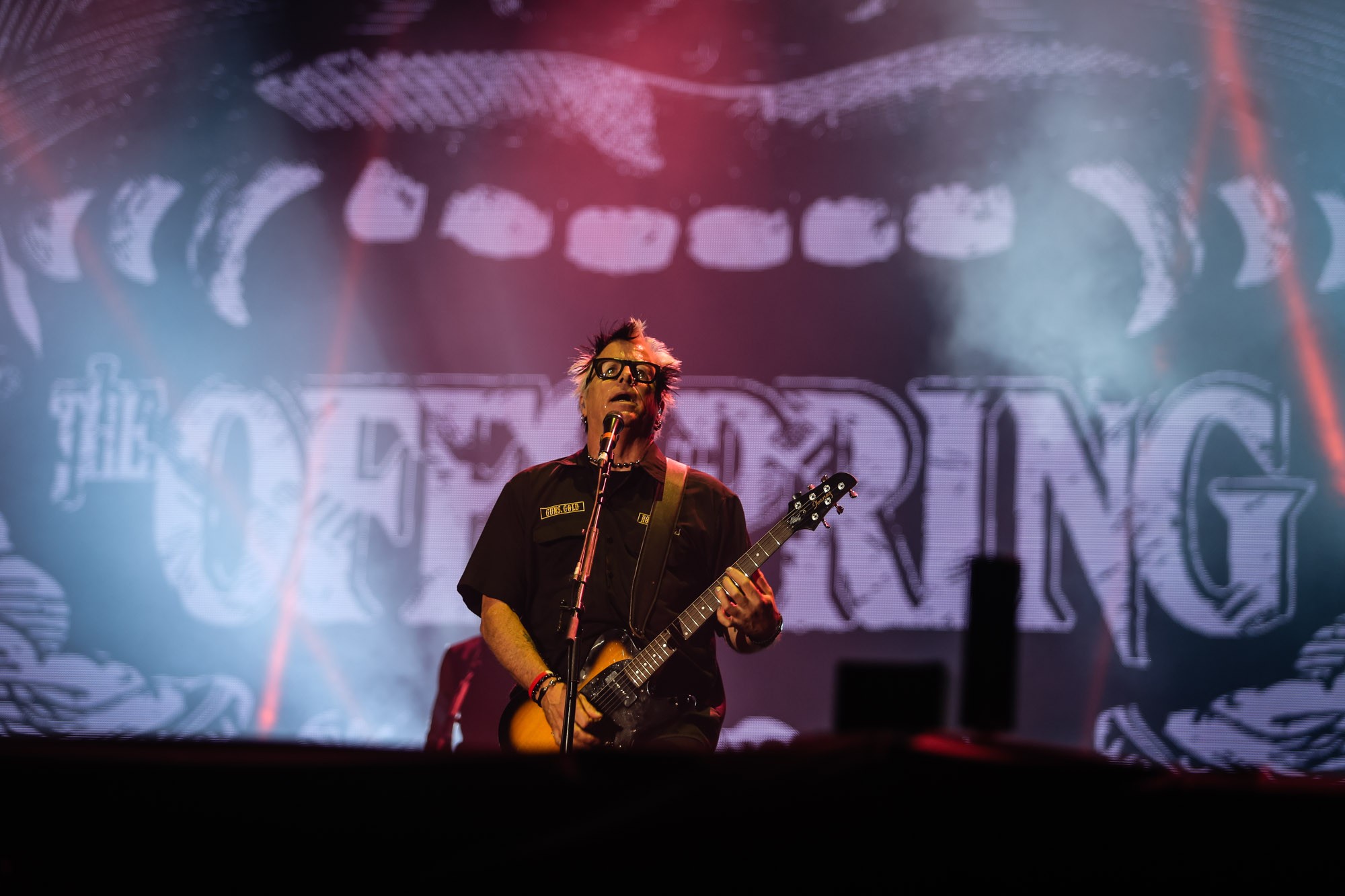 Guitarrista do Offspring anuncia afastamento dos palcos por 'problema repentino e sério' de saúde