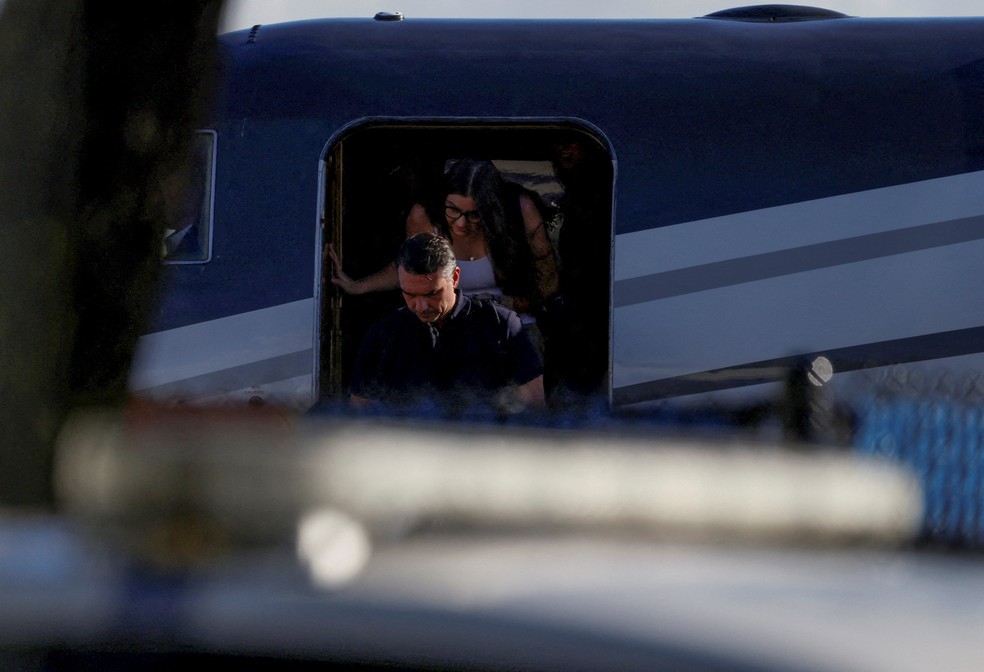 Senador Flávio Bolsonaro desembarca em aeroporto executivo na Flórida, nos EUA — Foto: Eva Marie Uzcategui/Reuters