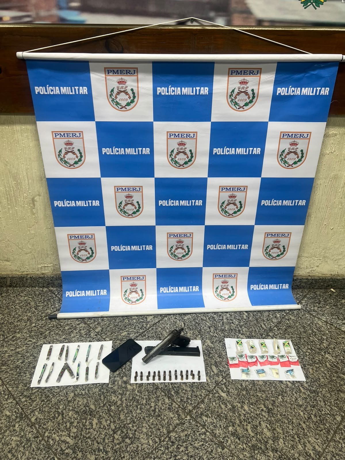 Arma, munições e drogas são apreendidas em Barra do Piraí