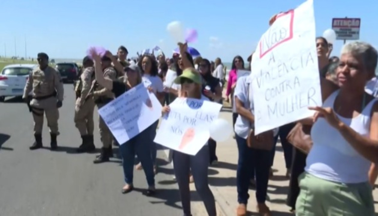 Grupo protesta contra mortes de três mulheres na Bahia e pede por justiça e celeridade nas investigações