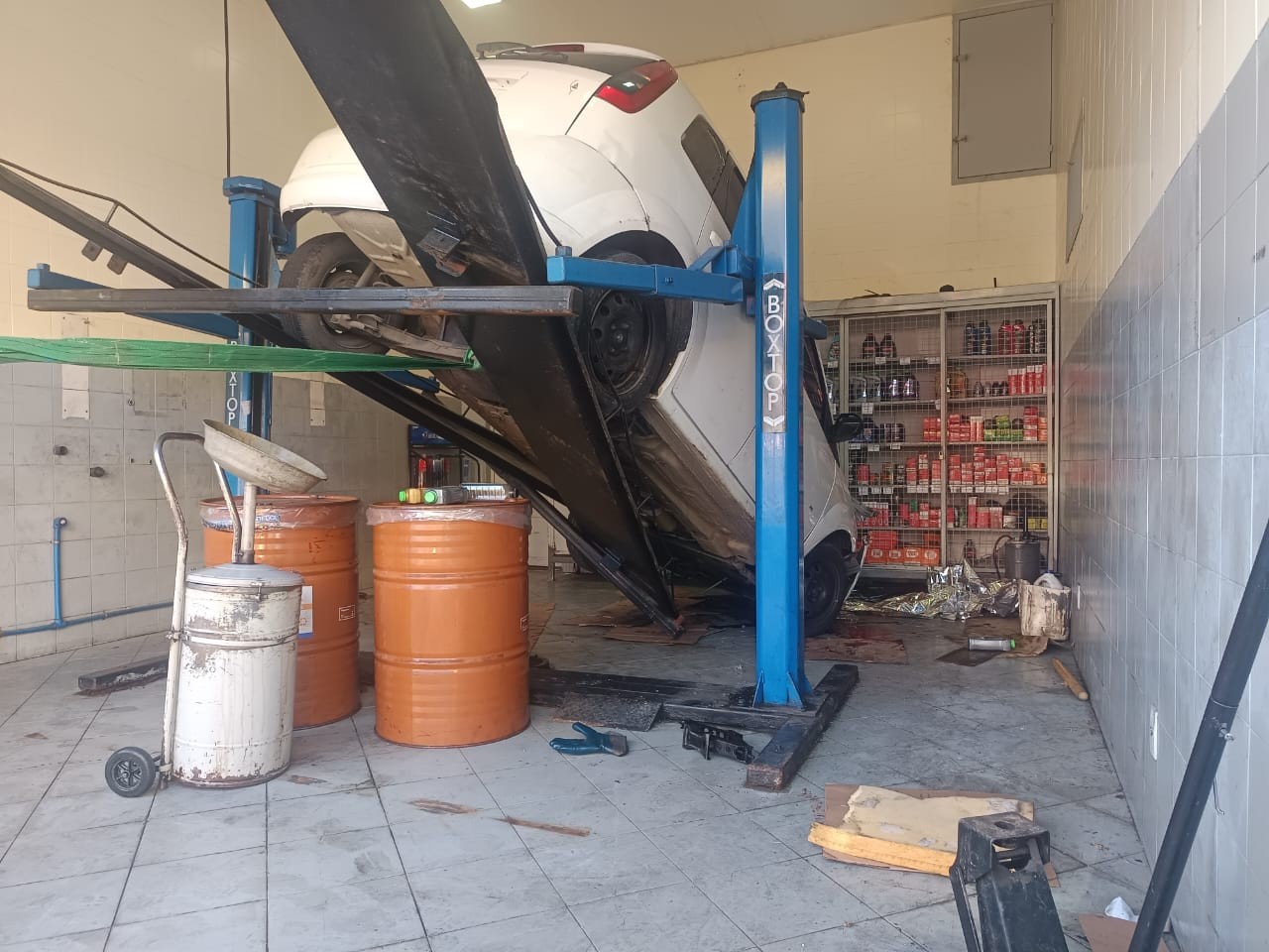 Frentista morre atingido por queda de veículo durante troca de óleo em Itaquaquecetuba