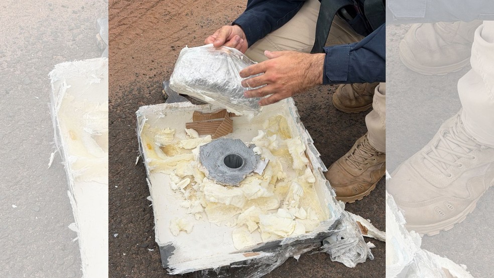 1 de 2
Droga estava escondida dentro das bases de ombrelone no porta-malas do carro utilit&aacute;rio abordado em Ourinhos &mdash; Foto: Pol&iacute;cia Rodovi&aacute;ria Federal/ Divulga&ccedil;&atilde;o