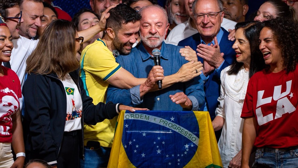 O deputado federal André Janones abraça o presidente Lula, reeleito neste domingo — Foto: Rafael Peixoto/g1