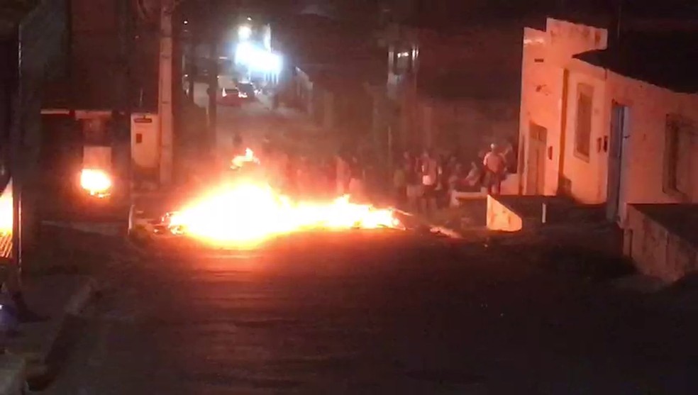 Protesto de moradores do bairro Dom Luciano em Aracaju — Foto: Reprodução