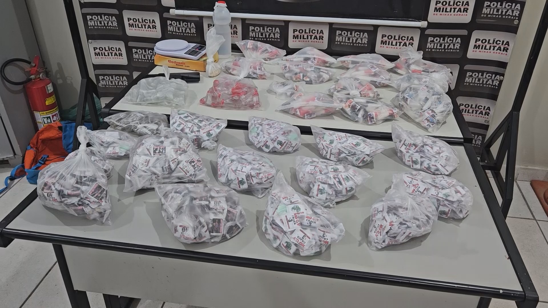 ‘Arsenal’ com 3 mil porções de drogas e artefatos explosivos é apreendido em MG; homem é preso em flagrante