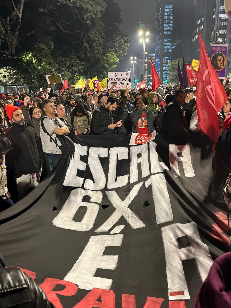 Ato contra super-ricos na avenida Paulista nesta quinta-feira (10) — Foto: Reprodução/TV Globo
