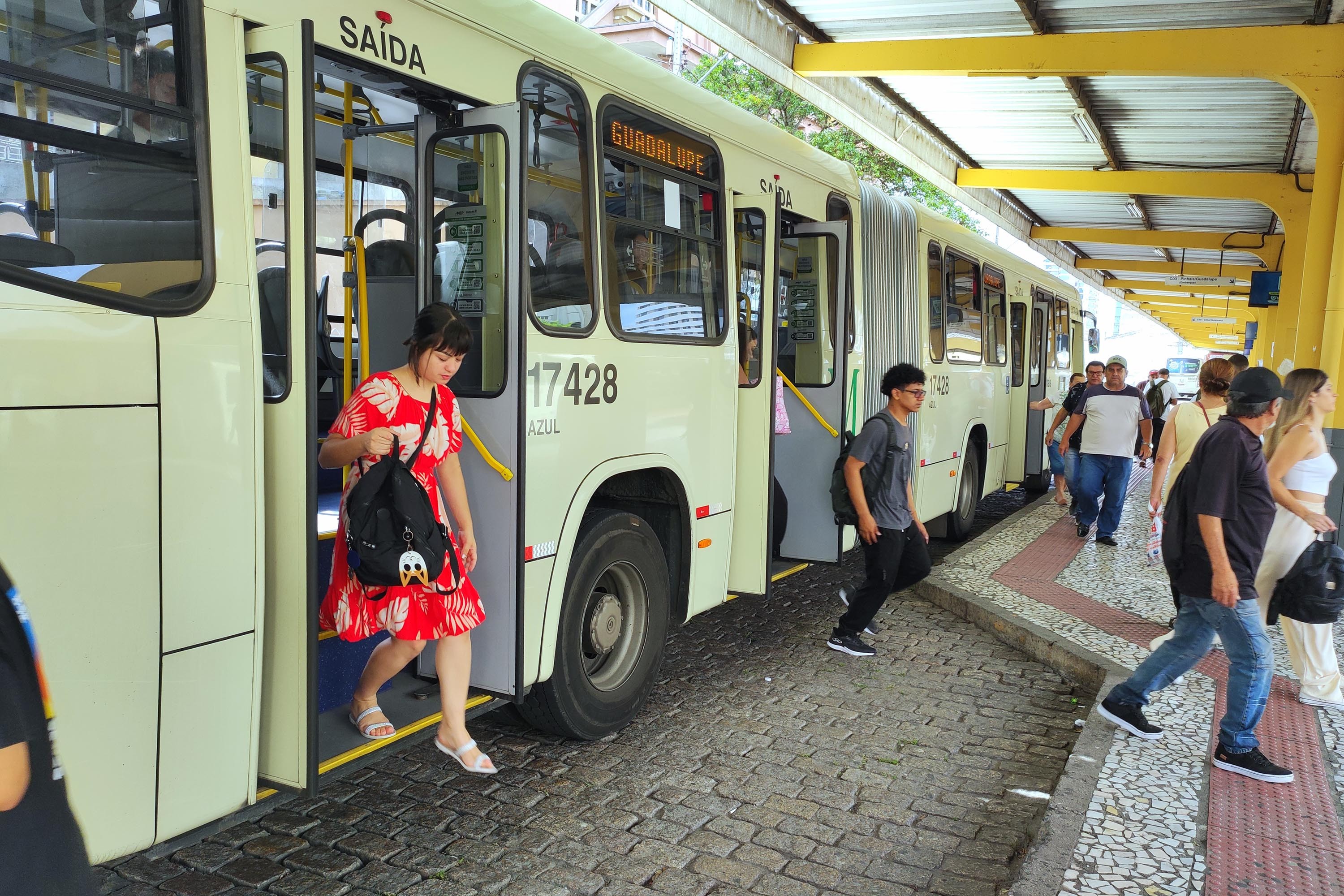 Passagem de ônibus fica mais cara a partir de segunda (5) na Região Metropolitana de Curitiba; veja valores e cidades afetadas 