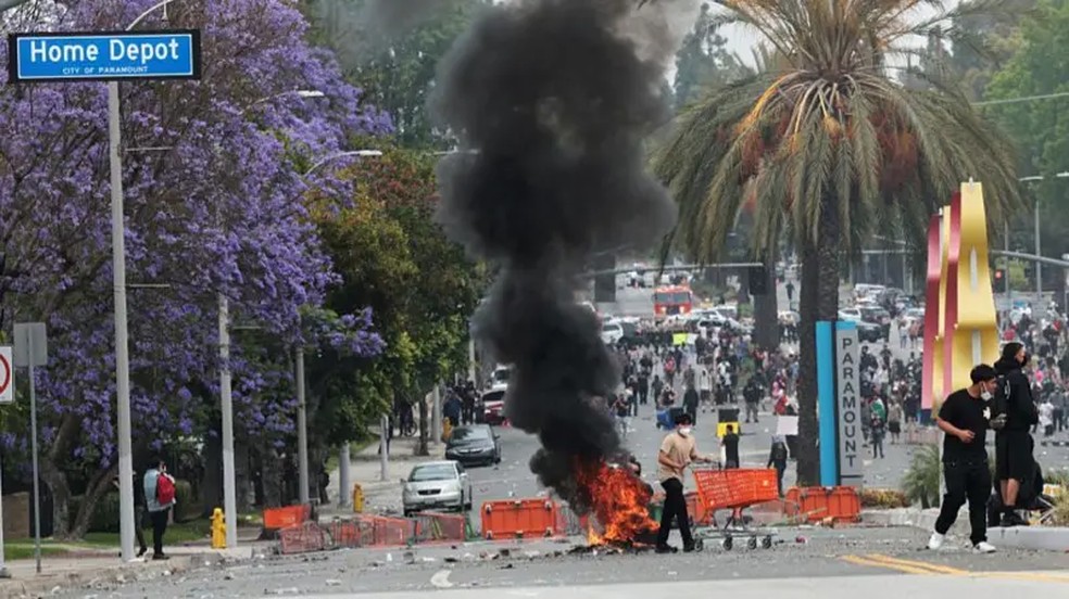 Tumultos começaram diante de loja onde, segundo rumor, haveria captura de funcionários imigrantes. — Foto: Getty Images via BBC