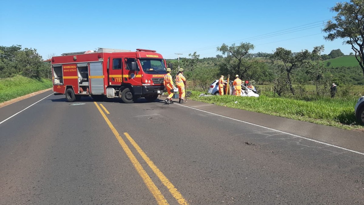 Três pessoas morrem em acidente entre carro e caminhonete na MGC-452 em ...