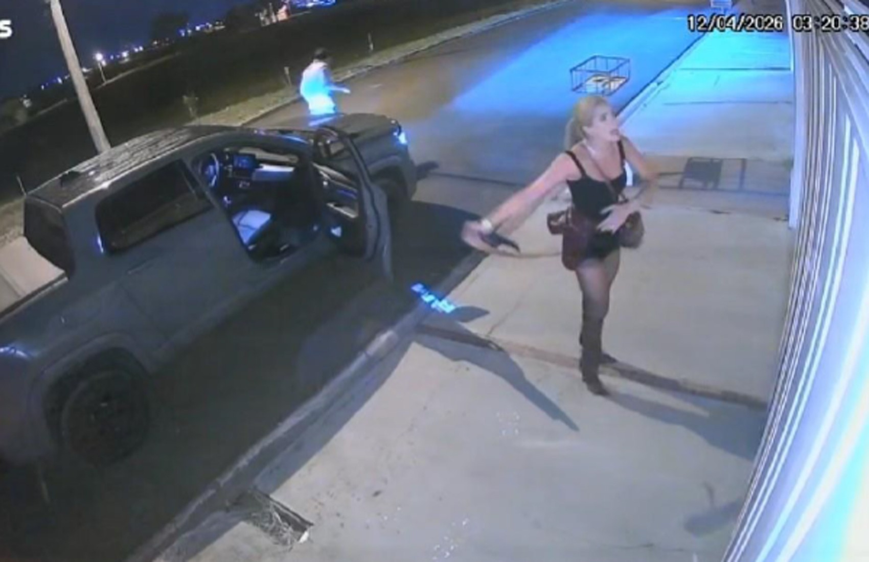 VÍDEO: Novas imagens mostram casal batendo em portão de prédio antes de empresária ser baleada na nádega em Franca, SP