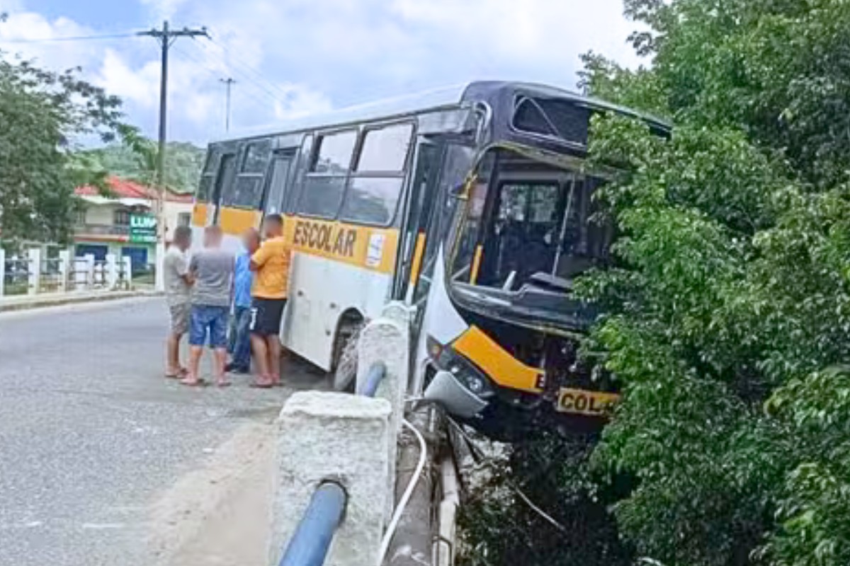 Ônibus escolar cai do guincho e atropela ciclista no interior de SP; VÍDEO