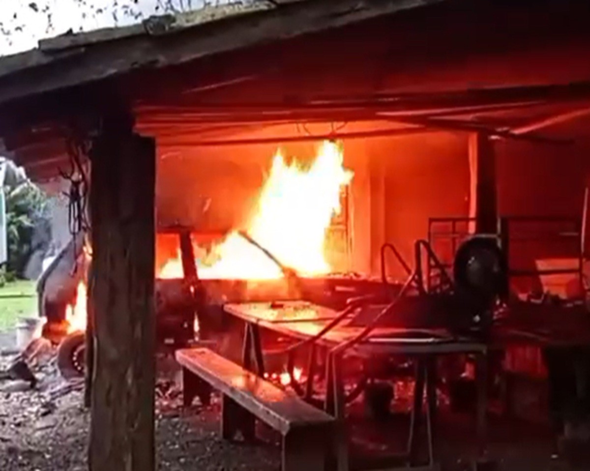 Neto é preso suspeito de incendiar e destruir carro do avô após idoso se recusar a emprestá-lo em SC; VÍDEO