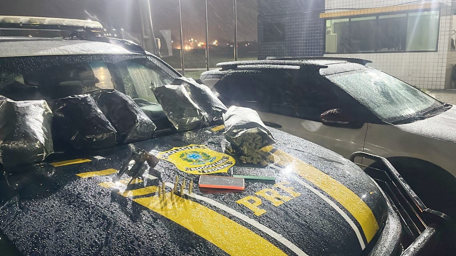 Dois homens são detidos com drogas, arma e munição em Belo Jardim