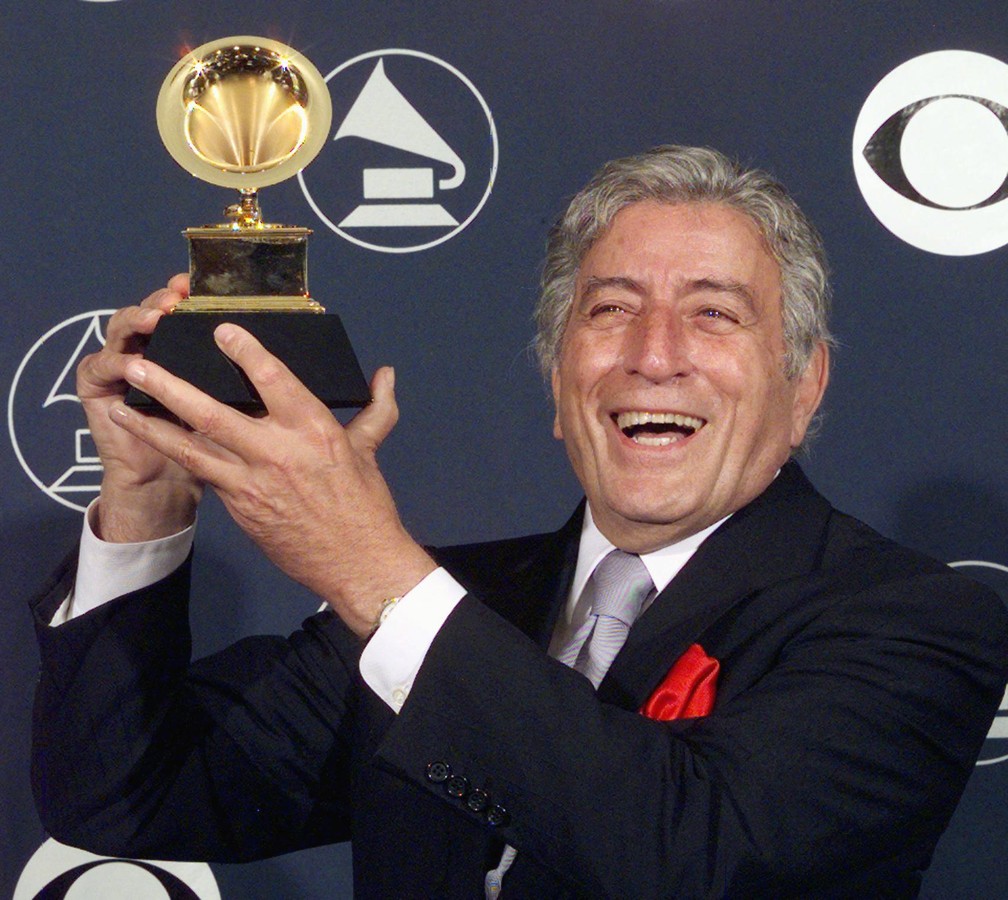 Tony Bennett recebe o Grammy de Melhor Performance Vocal Pop Tradicional por 'Tony Bennett on Holiday', em 25 de fevereiro de 1998, em Nova York — Foto: Matt Campbell/AFP/Arquivo