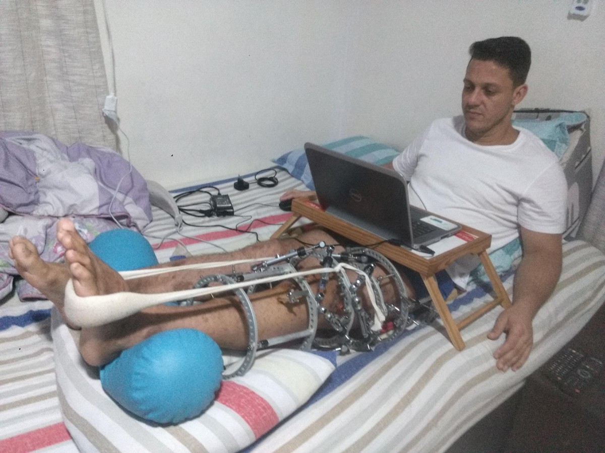 De muletas, morador de Volta Redonda encara 150 km a pé até Aparecida