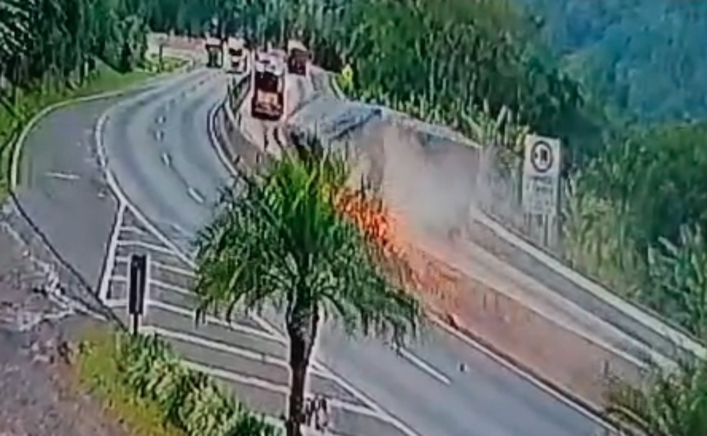 VÍDEO: caminhão perde controle e se arrasta em guard rail em rodovia no Paraná