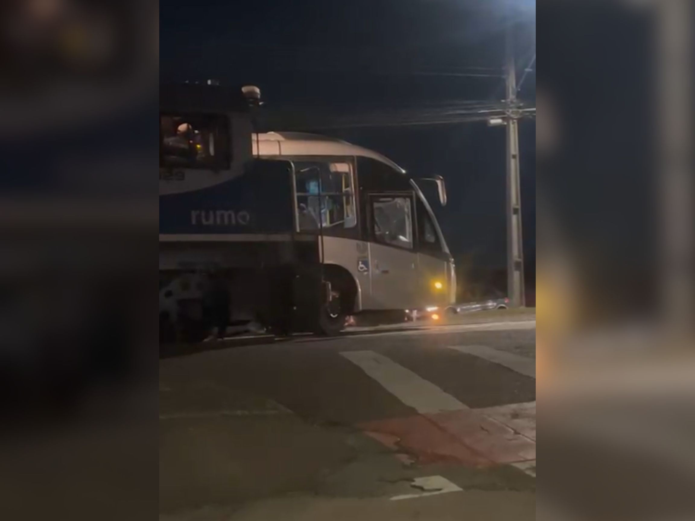 VÍDEO: Trem colide com ônibus parado sobre trilhos em Curitiba