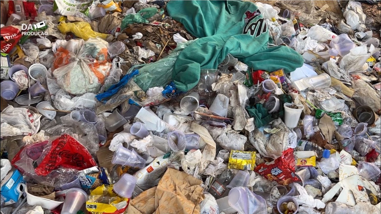 Prédio abandonado perto da Rodoviária de Campinas vira ponto de lixo e abrigo para pessoas em situação de rua
