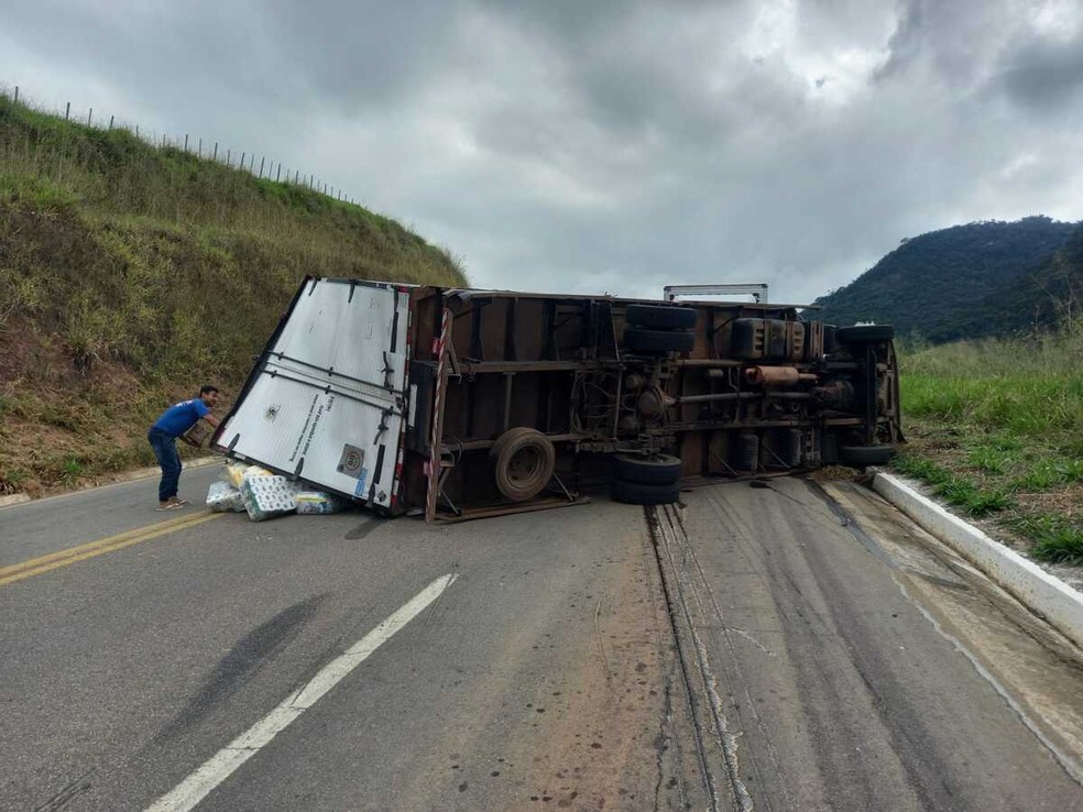 Caminhão ficou tombado na BR-356 e fechou trânsito na região de Muriaé  — Foto: Elton Moreira/TV Integração 