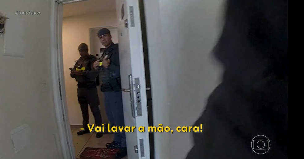 Policiais questionam banho de tenente-coronel — Foto: Reprodução/TV Globo