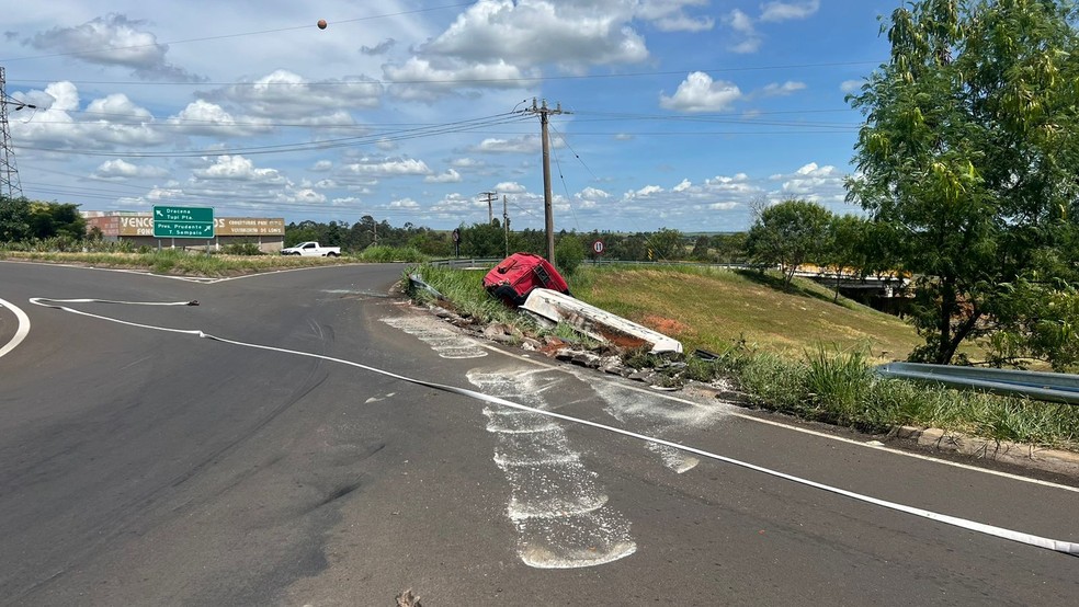 Caminhão com óleo vegetal capotou em Presidente Venceslau (SP) — Foto: Polícia Militar Rodoviária