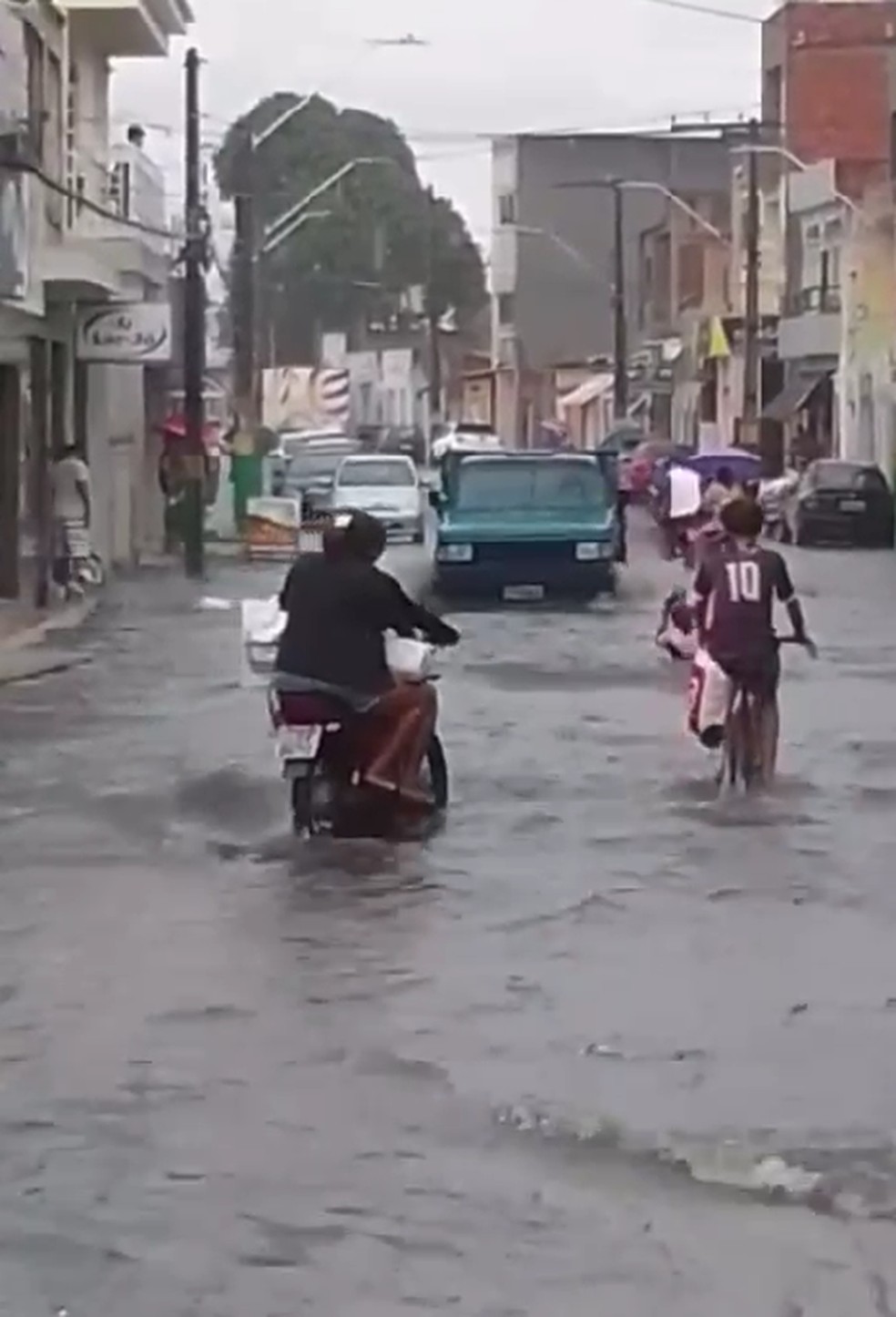 Chuva em Umba�ba � Foto: Joel Bonfim