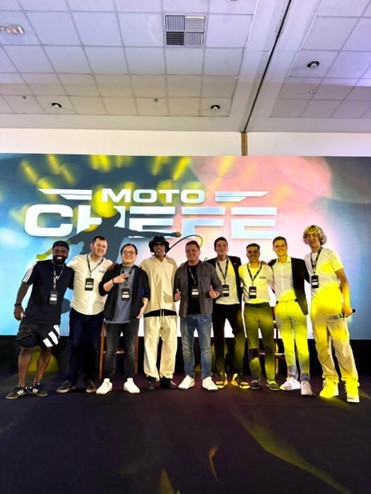 Ronaldinho Gaúcho acelera com a MotoChefe e assina novo modelo elétrico, o R-10