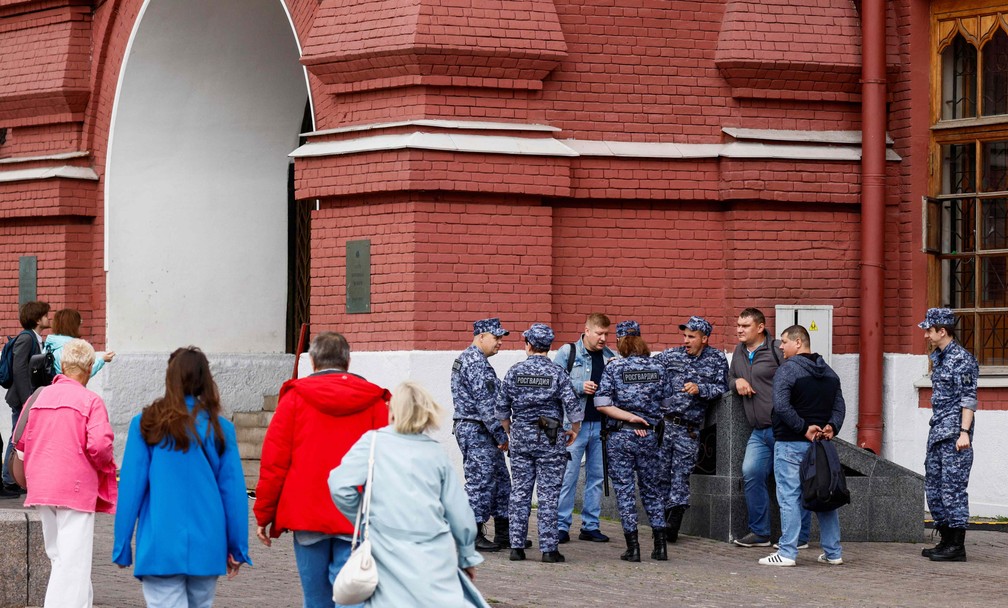 Policiais se reúnem nas proximidades da Praça Vermelha, que está fechada, em meio ao motim do Grupo Wagner, no dia 24 de junho de 2023 — Foto: Maxim Shemetov/Reuters