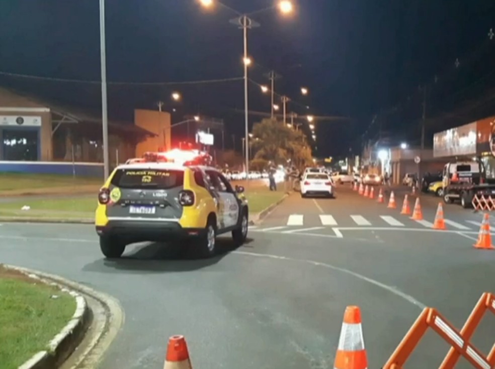Motorista foi abordado em blitz no centro de Arapongas — Foto: PM-PR