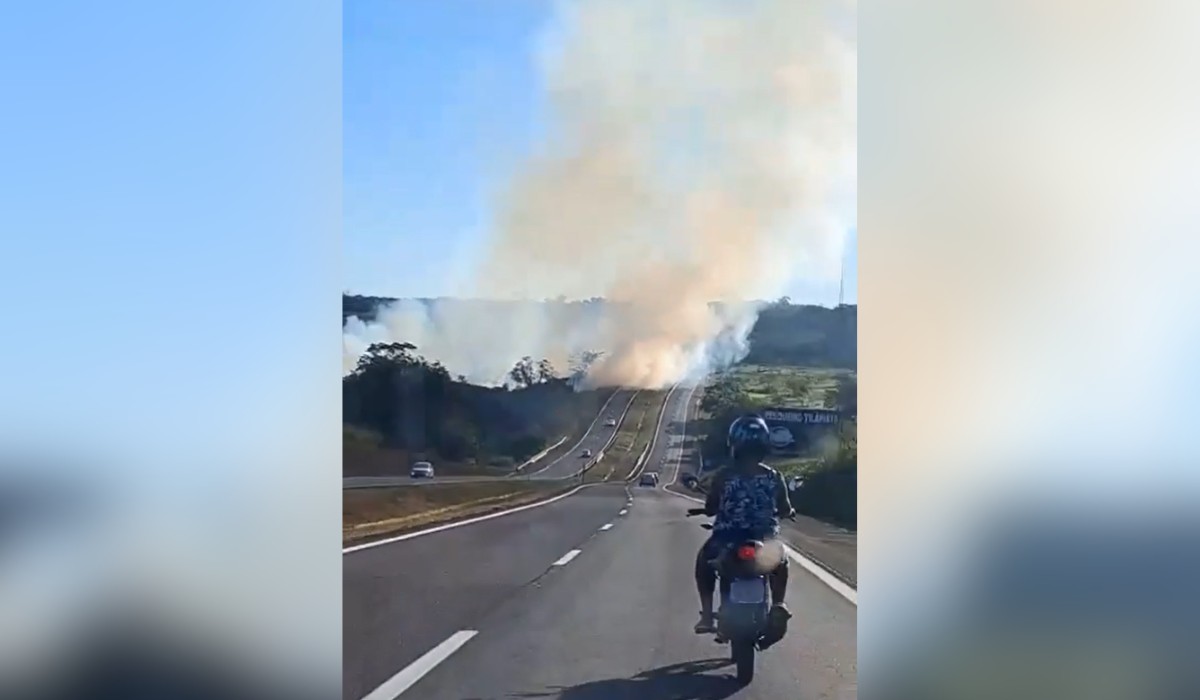 Incêndio provoca cortina de fumaça na SP-225 entre Bauru e Pederneiras 
