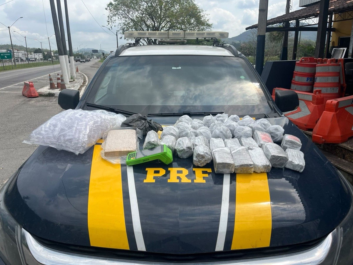 Operação descobre quase dez quilos de drogas em carro na BR-101, em Rio Bonito