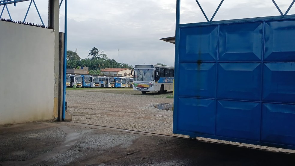 Os rodoviários do transporte público semiurbano, que atendem os municípios da região metropolitana de São Luís, iniciaram uma greve desde as primeiras horas desta quinta-feira (25). — Foto: Juvêncio Martins/TV Mirante