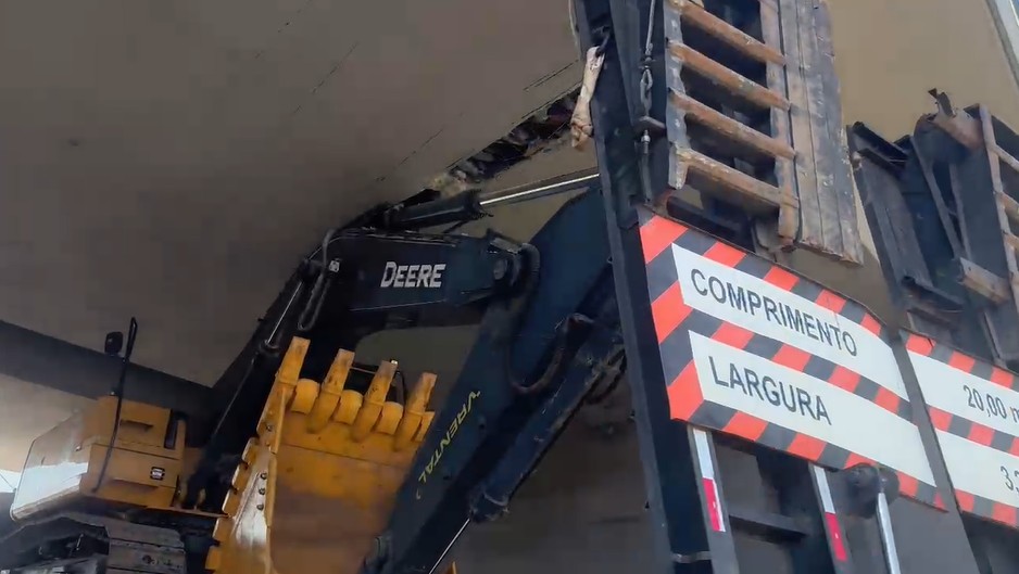 Caminhão que transportava retroescavadeira fica preso e abre rachadura em viaduto de Valinhos