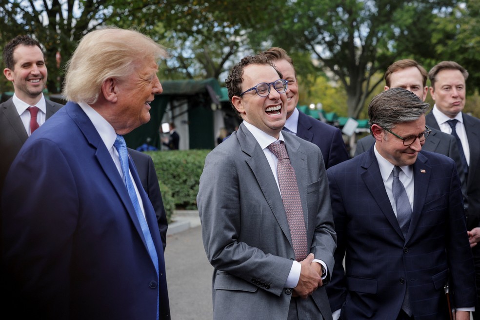 O cofundador e CEO da Anthropic, Dario Amodei, ri ao lado do presidente dos EUA, Donald Trump, e do presidente da Câmara dos Representantes dos EUA, Mike Johnson, republicano da Louisiana, — Foto: Jonathan Ernst / Reuters