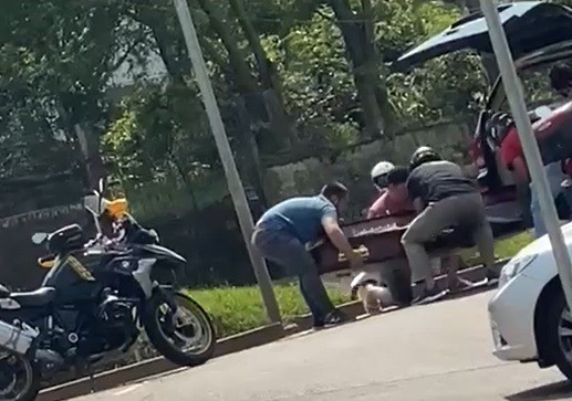 Caixão cai de carro fúnebre e bloqueia trânsito em Gravataí