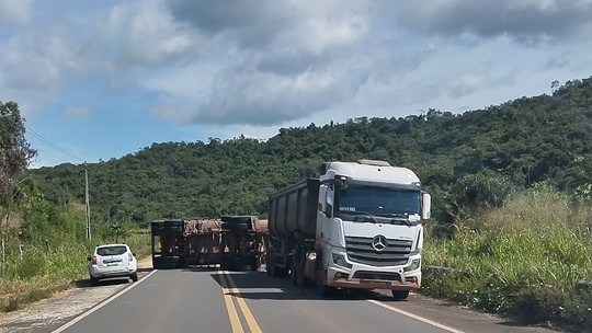 Dois caminhões carregados de soja tombam na BR-222, no Maranhão - Foto: (Divulgação)