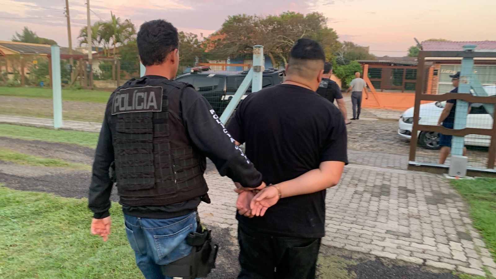 Grupo criminoso é suspeito de comprar imóveis com dinheiro do tráfico de drogas e colocar para aluguel por temporada em praias do RS